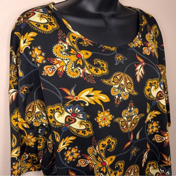 New Small LuLaRoe Black Gold Paisley Print Tee Irma Colorful Stretch Oversized - Picture 3 of 16